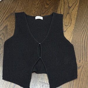 Vestique Black Sleeveless Knit Top